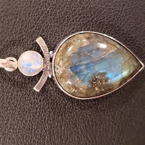 Beautiful Labradorite & Moonstone Pendant - Picture 4 of 7